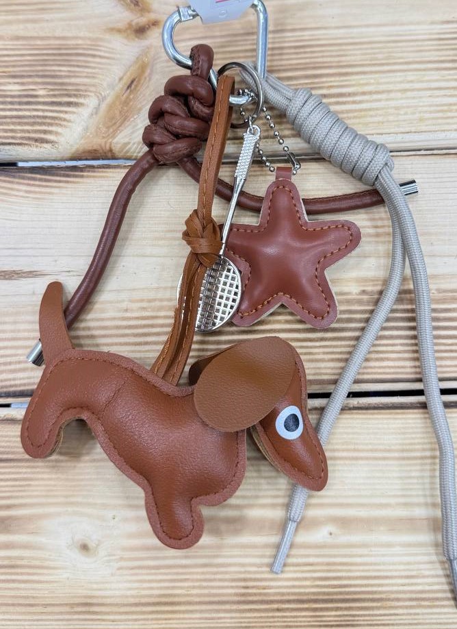 چارم بگ مدل ستاره و تنیس (سگ قهوه ای)