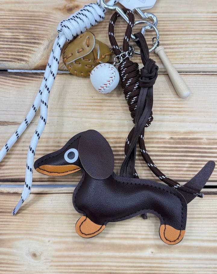 چارم بگ مدل چوب بیسبال و توپ (سگ قهوه ای تیره)